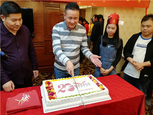 王總為翔宇滿20年生日的蛋糕切第一刀 王總為翔宇滿20年生日的蛋糕切第一刀