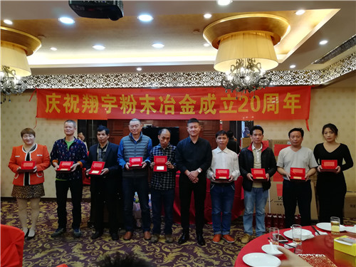 王經理為入職滿5年以上員工頒發禮品 王經理為入職滿5年以上員工頒發禮品